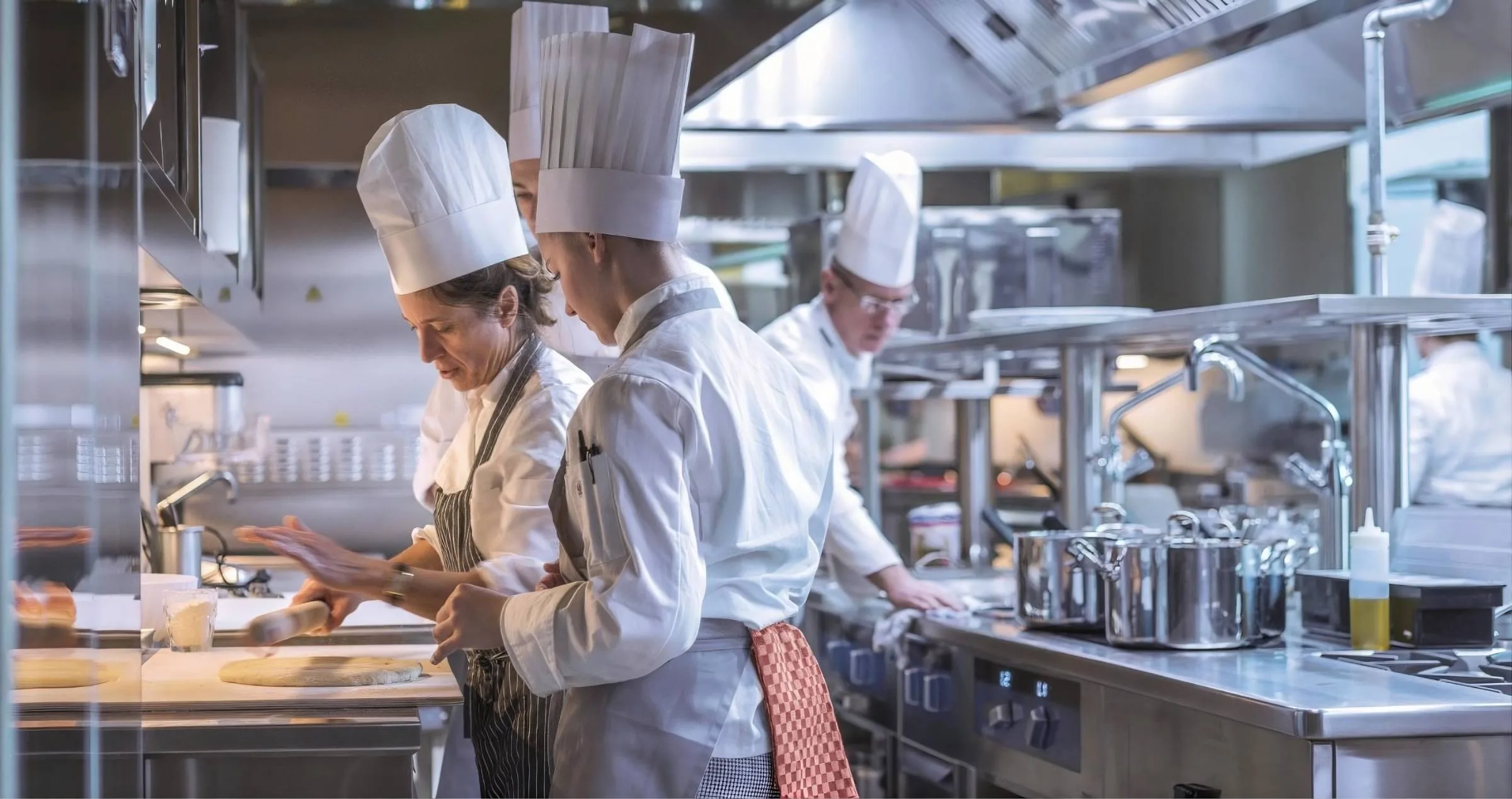 Cocineros en cocina profesional