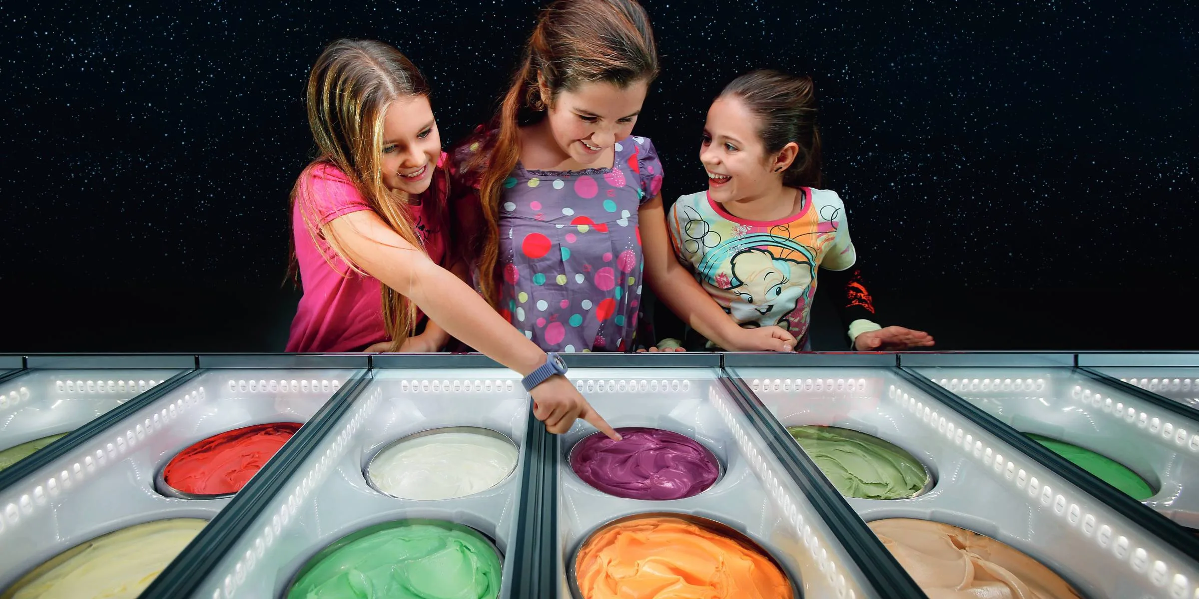 Vitrina de helados con exposición de sabores